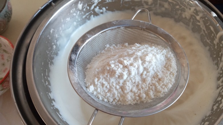 甜甜圈葡萄干蒸蛋糕,过筛低粉