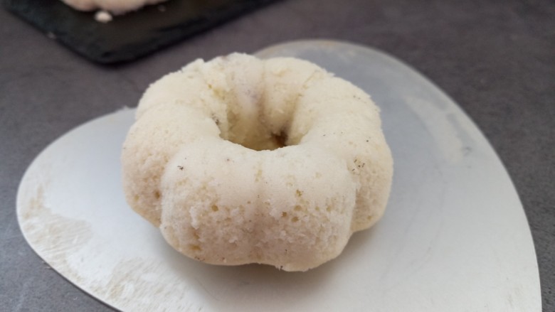 甜甜圈葡萄干蒸蛋糕,成品