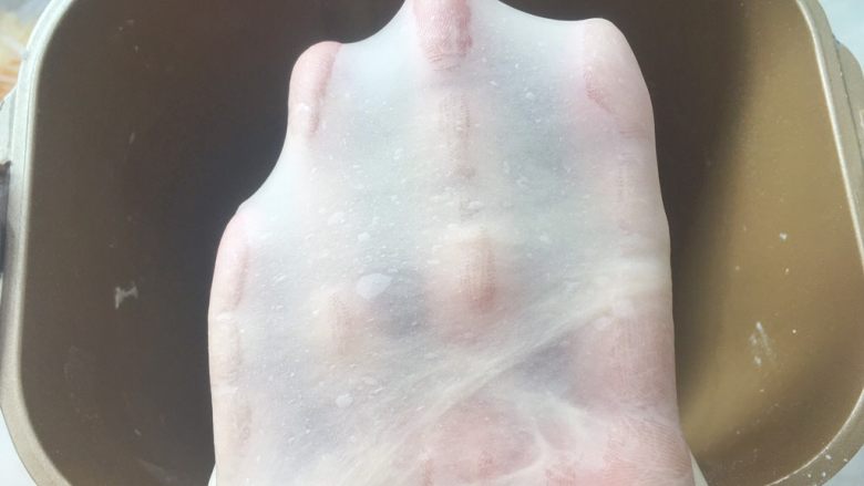 意式红烩牛柳酥,揉好的面团切下一小块,可以撑出薄薄的有弹性的手套膜