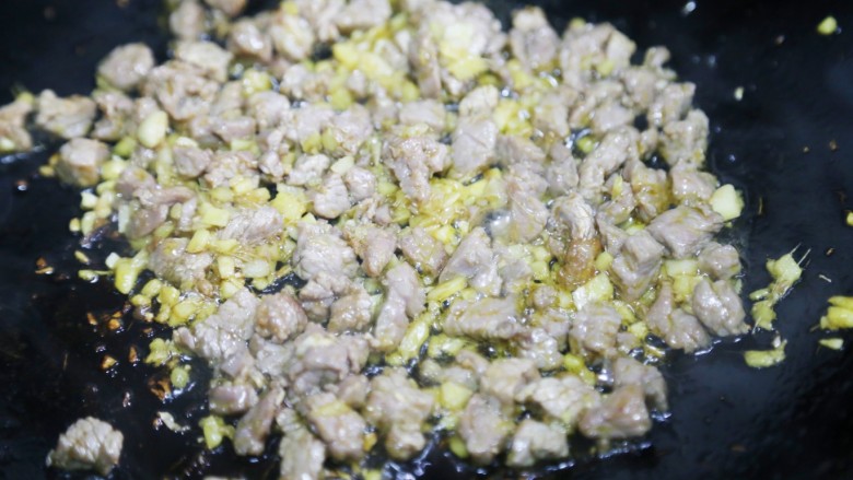 美食丨毛豆炒牛肉 超下饭的家常快手菜,热锅凉油,油热7成,加入适量姜蒜炒出香味,加入牛肉丁迅速翻炒2分钟左右捞起。