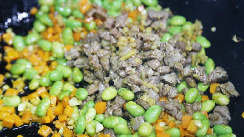 美食丨毛豆炒牛肉 超下饭的家常快手菜,加盐、生抽,加牛肉翻炒均匀。