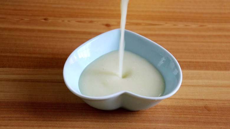 土豆蛋黄米糊,搅打好的土豆泥糊
tips:此时也可以直接给宝宝吃土豆泥糊,但是要适量,以防吃多引起宝宝拉肚子