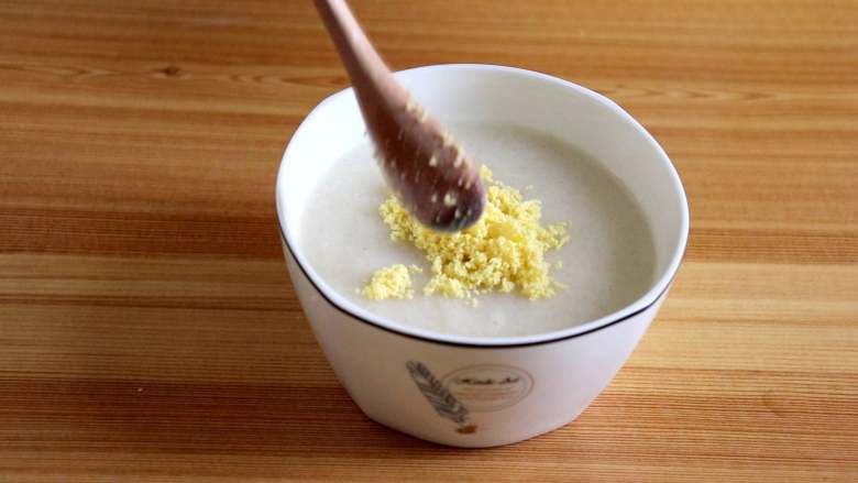 土豆蛋黄米糊,倒入1/4的蛋黄碎,搅拌均匀就可以给宝宝吃了