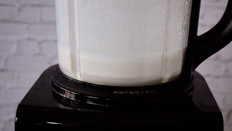 花生酪,启动搅拌功能,打成粉浆
