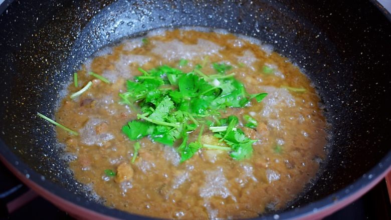 茄子打卤面,再撒上葱花和香菜末拌匀即可关火