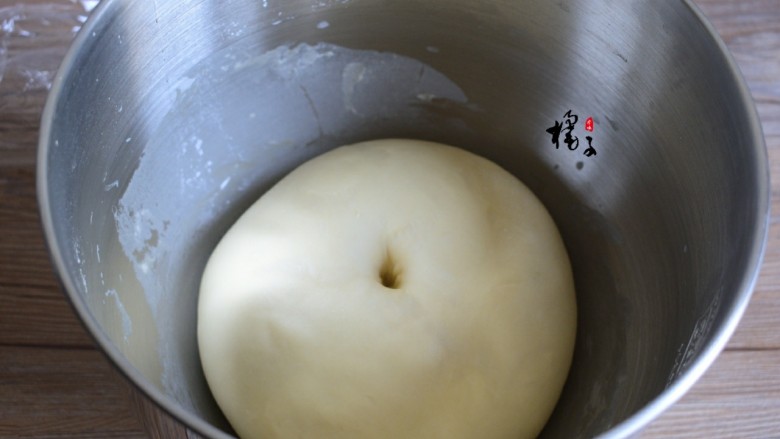豆沙面包卷,盖保鲜膜,室温发酵至原面团的二倍大,用手指戳一个小洞,不反弹不回缩,第一次发酵完毕