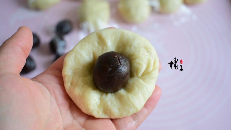 豆沙面包卷,每个小面团,按扁,把豆沙馅放中间