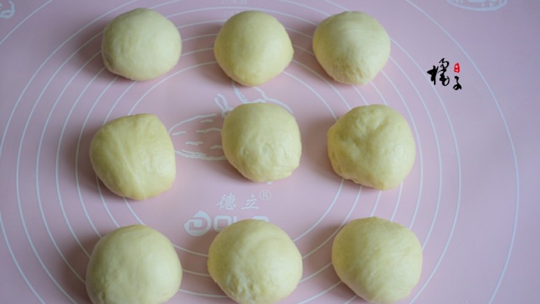 豆沙面包卷,取出来分成9等份的小面团,并且揉圆,盖上保鲜膜,静置10分钟
