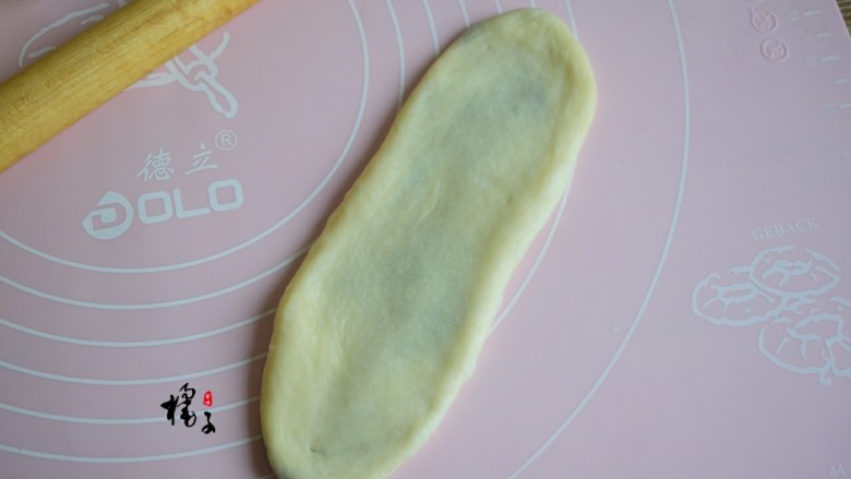 豆沙面包卷,擀成长条状