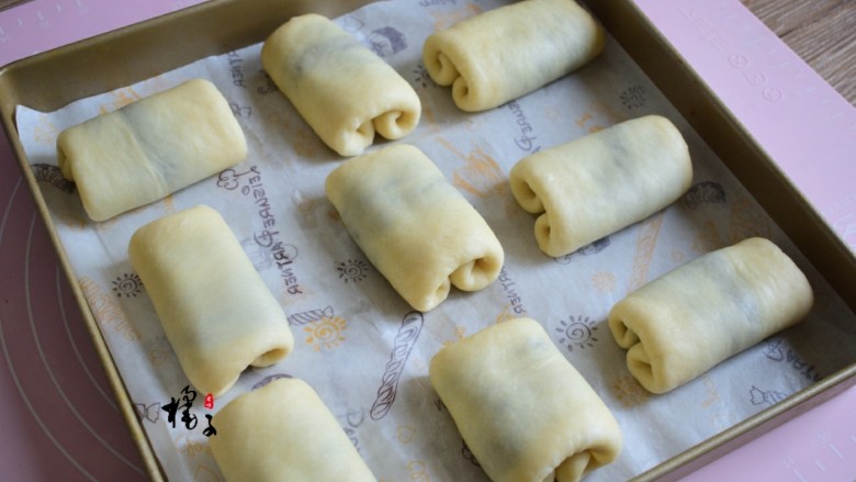 豆沙面包卷,摆在烤盘上,正方形的烤盘,正好放9个小面包