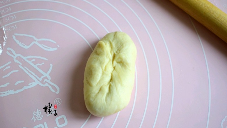 豆沙面包卷,再把包好豆沙馅的面团,揉成圆柱形