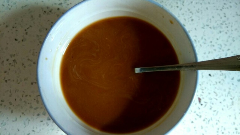 鱼香茄子,小碗里加一勺料酒,两勺生抽,三勺醋,四勺<a style='color:red;display:inline-block;' href='/shicai/ 10588'>糖</a>,两勺淀粉,调匀