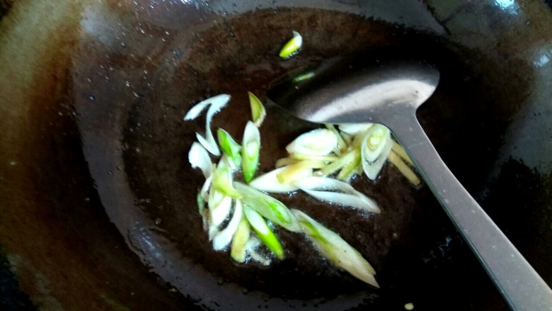 鱼香茄子,留一点底油,放入葱姜爆香