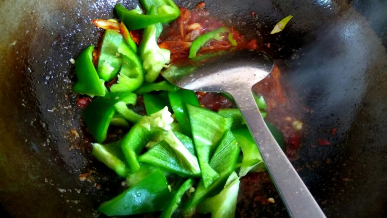 鱼香茄子,放入青椒翻炒