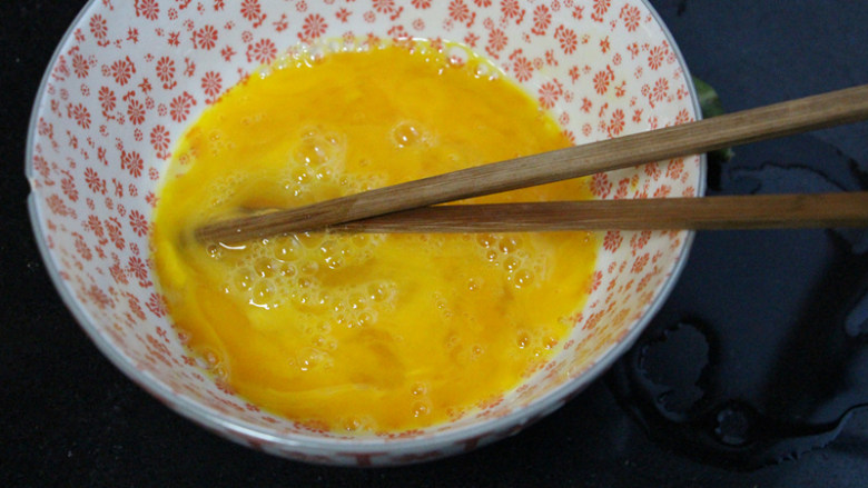 秋葵蒸蛋,将<a style='color:red;display:inline-block;' href='/shicai/ 9'>鸡蛋</a>磕入碗中,加入盐,打散。