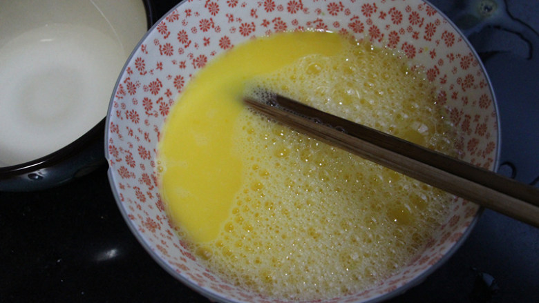 秋葵蒸蛋,将开水缓缓倒入蛋液中,边倒边快速搅拌。开水与蛋液的比例为一比一,最多不要超过一比二。