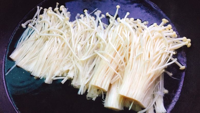 金针菇培根卷,锅里坐水,煮开将金针菇放入