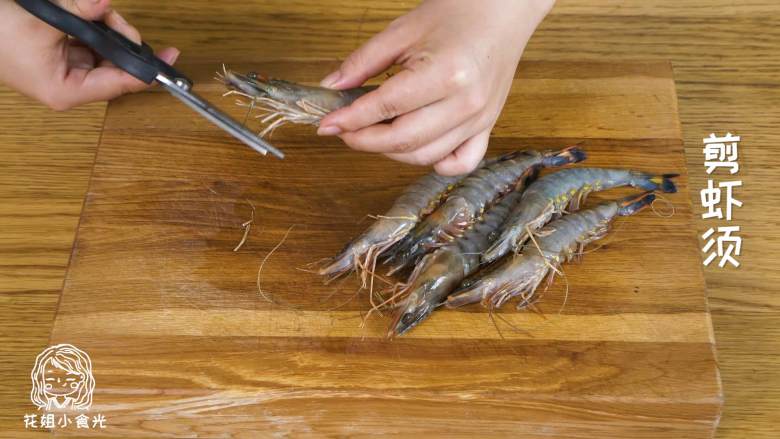 海鲜粥12m+,螃蟹切开,分成4份;贝柱切块;虾剪虾须、虾枪、取虾线,对半切开。