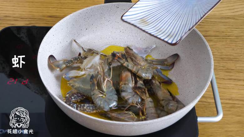 海鲜粥12m+,锅中倒油,放入海蟹、虾、贝柱,翻炒5分钟,倒入粥中。