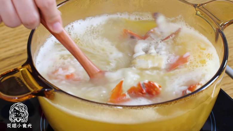 海鲜粥12m+,锅中倒油,放入海蟹、虾、贝柱,翻炒5分钟,倒入粥中。