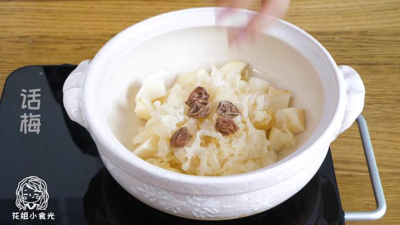 小吊梨汤12m+,锅中放入梨块、银耳、话梅、枸杞、梨皮,水1000g左右。