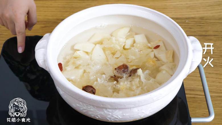 小吊梨汤12m+,锅中放入梨块、银耳、话梅、枸杞、梨皮,水1000g左右,煮30分钟