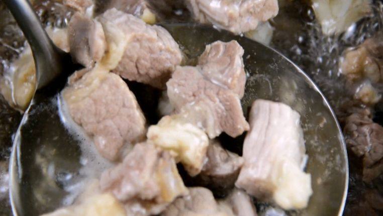 咖喱牛腩拌饭,哪道菜敢说比它更下饭?,牛腩冷水下锅,焯熟备用