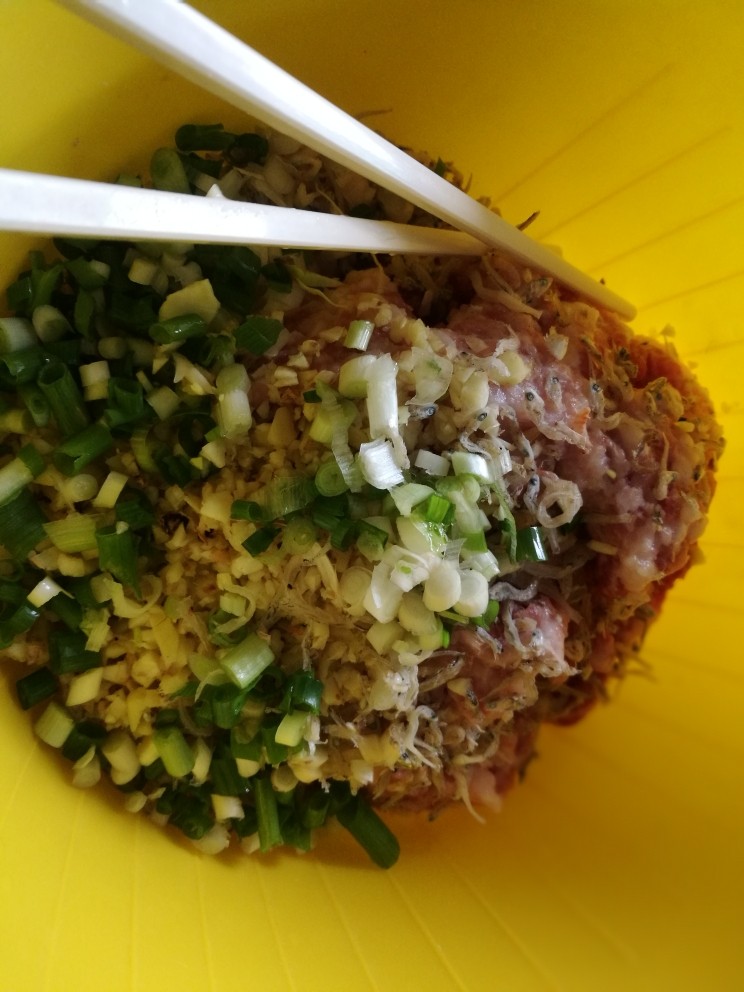 浪漫红粉蒸饺,加入蛋清,葱蒜姜末