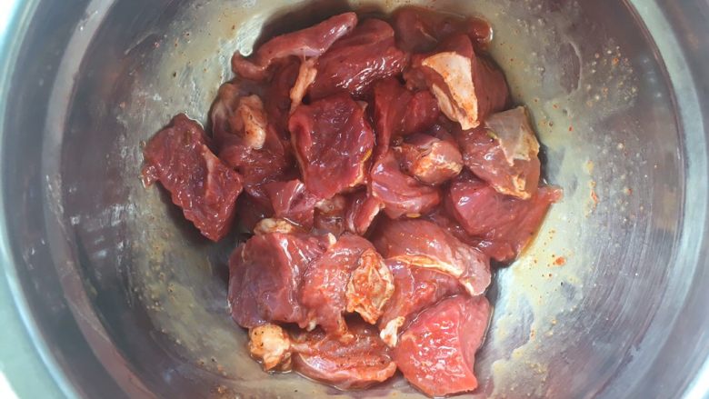 什锦牛肉串,将牛肉块搅拌均匀,腌制一晚上
