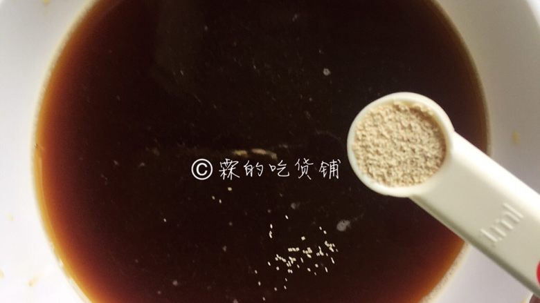 红糖核桃馒头,然后放入<a style='color:red;display:inline-block;' href='/shicai/ 731'>酵母</a>,搅拌开