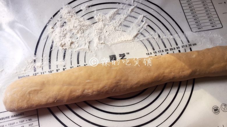 红糖核桃馒头,发酵好的面团,揉匀揉透后搓成长条状,然后切成大小合适的剂子(一般10个左右),接着二次醒发,20分钟以上