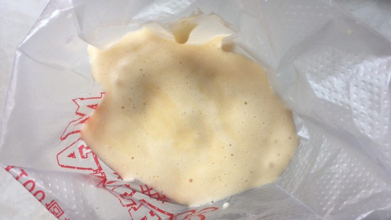 小魔鬼棒棒糖,之后将翻拌好的面糊装入裱花袋,烤箱预热170度
