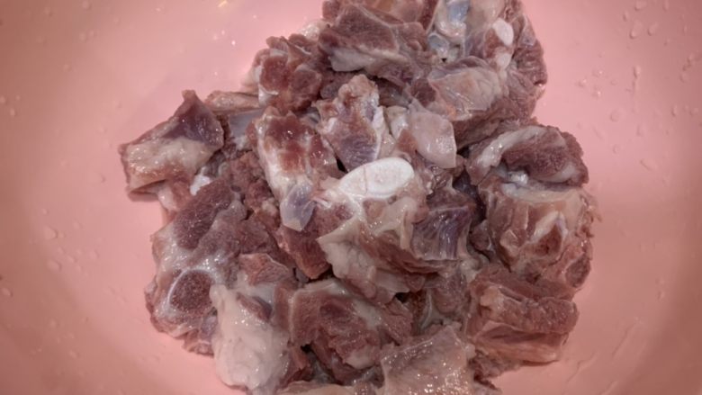 板栗炖排骨,<a style='color:red;display:inline-block;' href='/shicai/ 434'>排骨</a>洗干净,沥干水