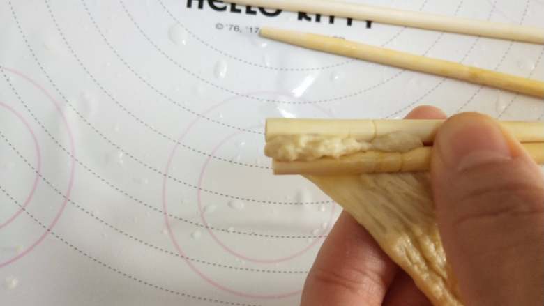 蒜烧肥肠,面筋的一端夹在筷子一头,然后将面筋绕在筷子上!绕完以后,面筋的另一端也要夹在筷子中间