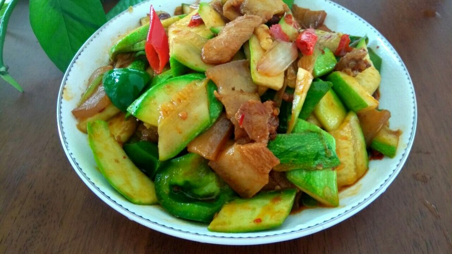 五花肉炒西葫芦