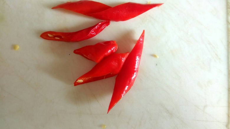 五花肉炒西葫芦,<a style='color:red;display:inline-block;' href='/shicai/ 89998'>小红辣椒</a>切菱形块