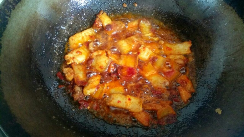 五花肉炒西葫芦,加入一勺郫县豆瓣酱炒出红油