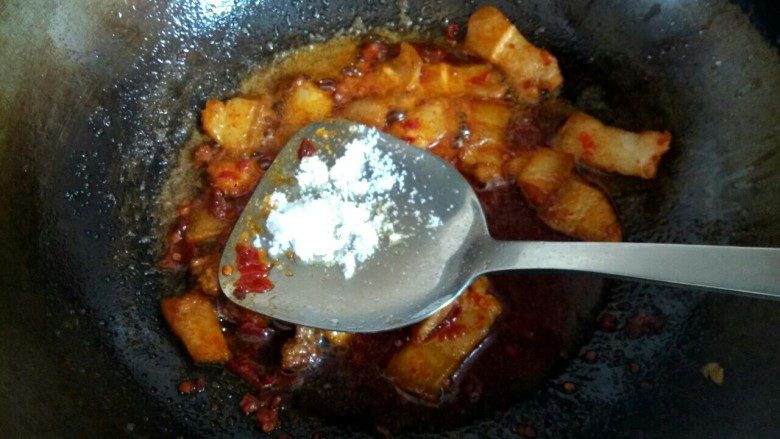 五花肉炒西葫芦,加入半勺<a style='color:red;display:inline-block;' href='/shicai/ 10588'>糖</a>
