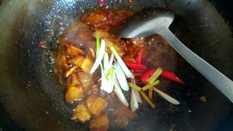 五花肉炒西葫芦,放入葱姜红辣椒