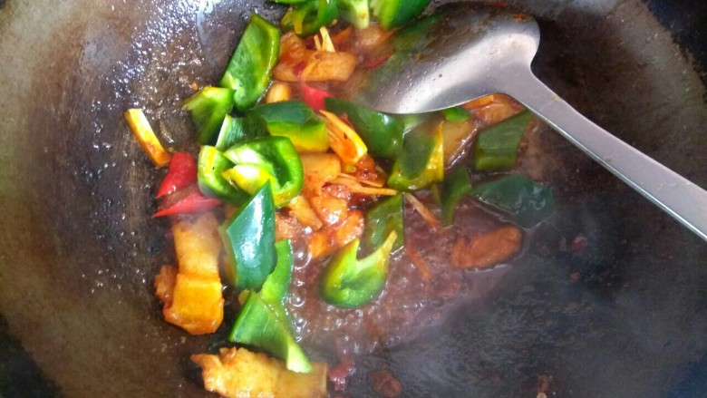 五花肉炒西葫芦,放入青椒翻炒