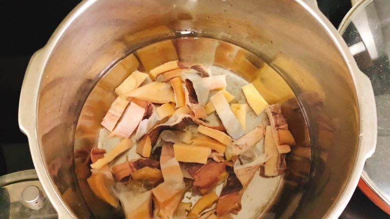 目鱼干炒甜豆,放入高压锅,倒入莫过目鱼2~3厘米的水,大火煮12分钟。