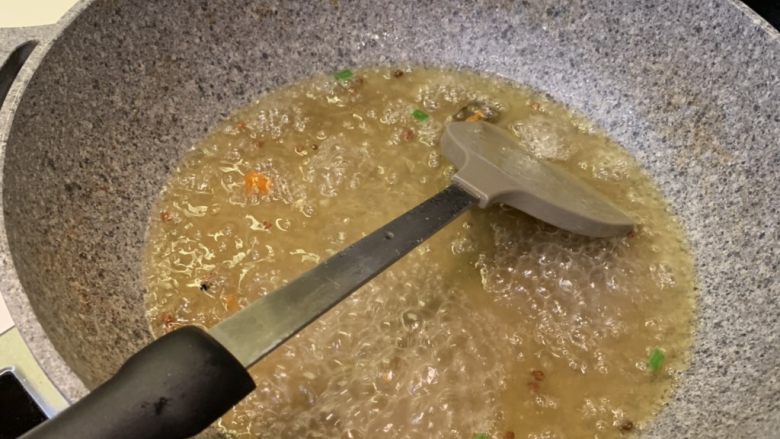 高汤简易版炒芥兰,放到锅里煮滚