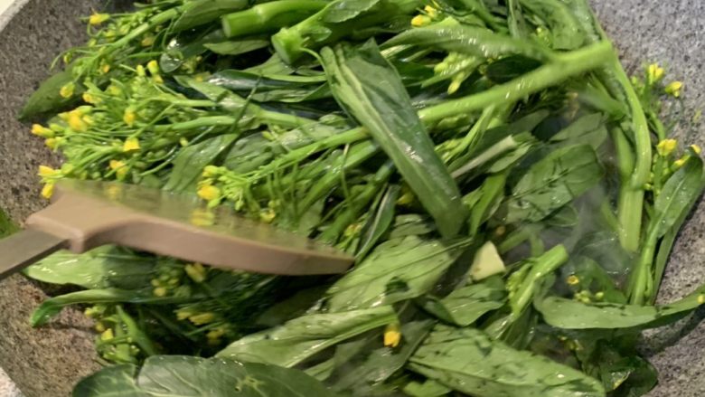 高汤简易版炒芥兰,放入芥兰，翻炒均匀