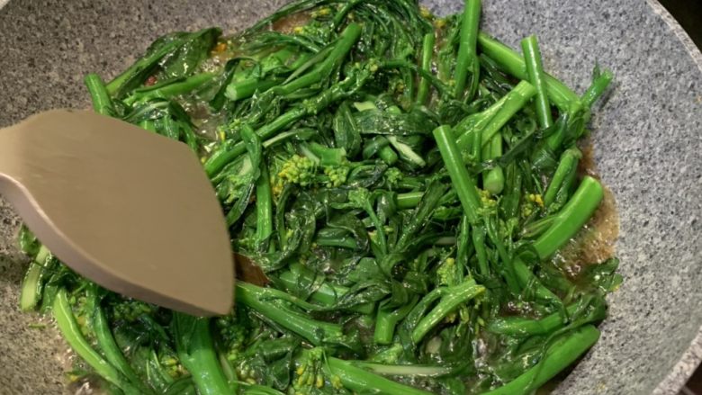 高汤简易版炒芥兰,炒软后放入<a style='color:red;display:inline-block;' href='/shicai/ 788'>生抽</a>和盐，翻炒均匀后就可以出锅了