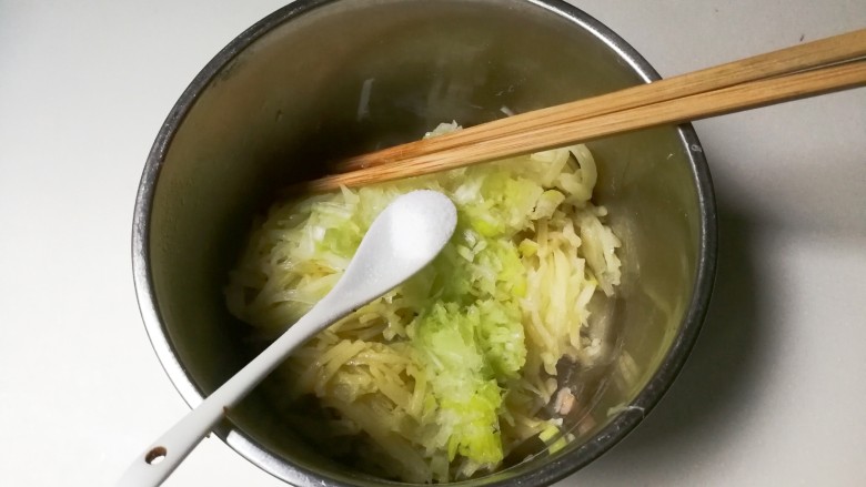 大葱土豆鸡蛋饼,放入半小勺盐拌匀