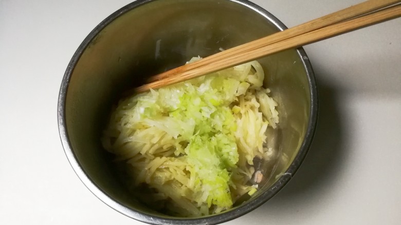 大葱土豆鸡蛋饼,盆中放入土豆丝和大葱