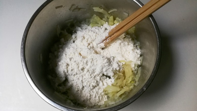 大葱土豆鸡蛋饼,放入面粉