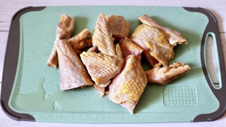 铁皮石斛百合炖土鸡,用刀剁成大块,因为鸡太大,我分成了5分,其它的让我剁块以后分装起来放到冰箱冷冻了,随吃随取非常方便。