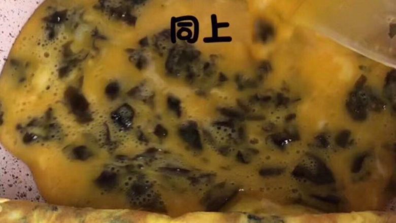 紫菜虾皮厚蛋烧,再倒入另一半蛋液,煎至定型后,相反方向卷起来煎一会