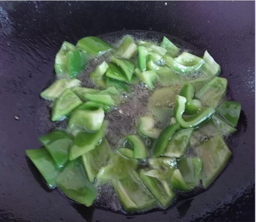 菠萝古老肉,<a style='color:red;display:inline-block;' href='/shicai/ 61'>青椒</a>切块也放入油里过一下;